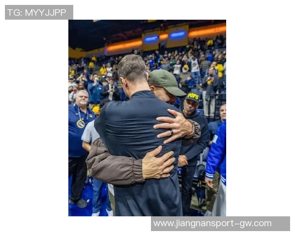 库里父子亲访杜克男篮更衣室斯蒂芬与新星卡梅隆布泽尔同框合影