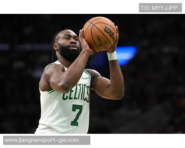 杰伦布朗盛赞小卡巅峰时期为历史上最杰出的攻防一体球员之一